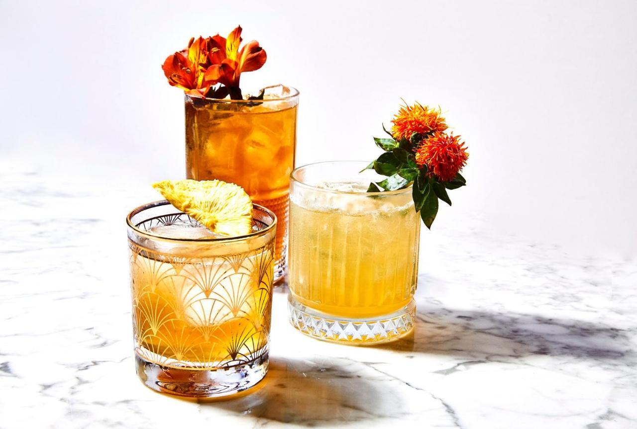 Abesq Doha Hotel And Residences, An Ihg Hotel Kültér fotó Three Old Fashioned cocktails
