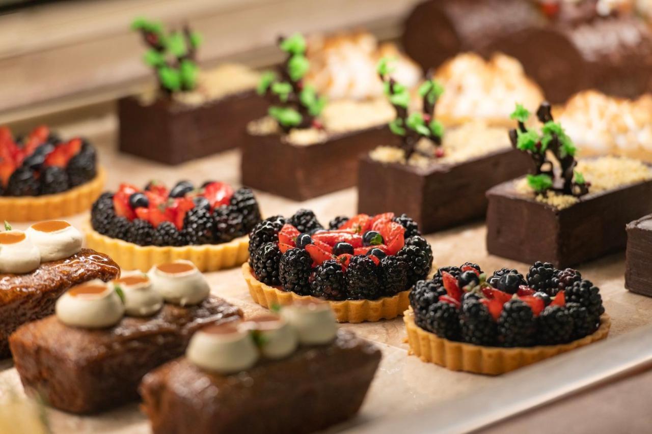 Abesq Doha Hotel And Residences, An Ihg Hotel Kültér fotó A selection of petits fours