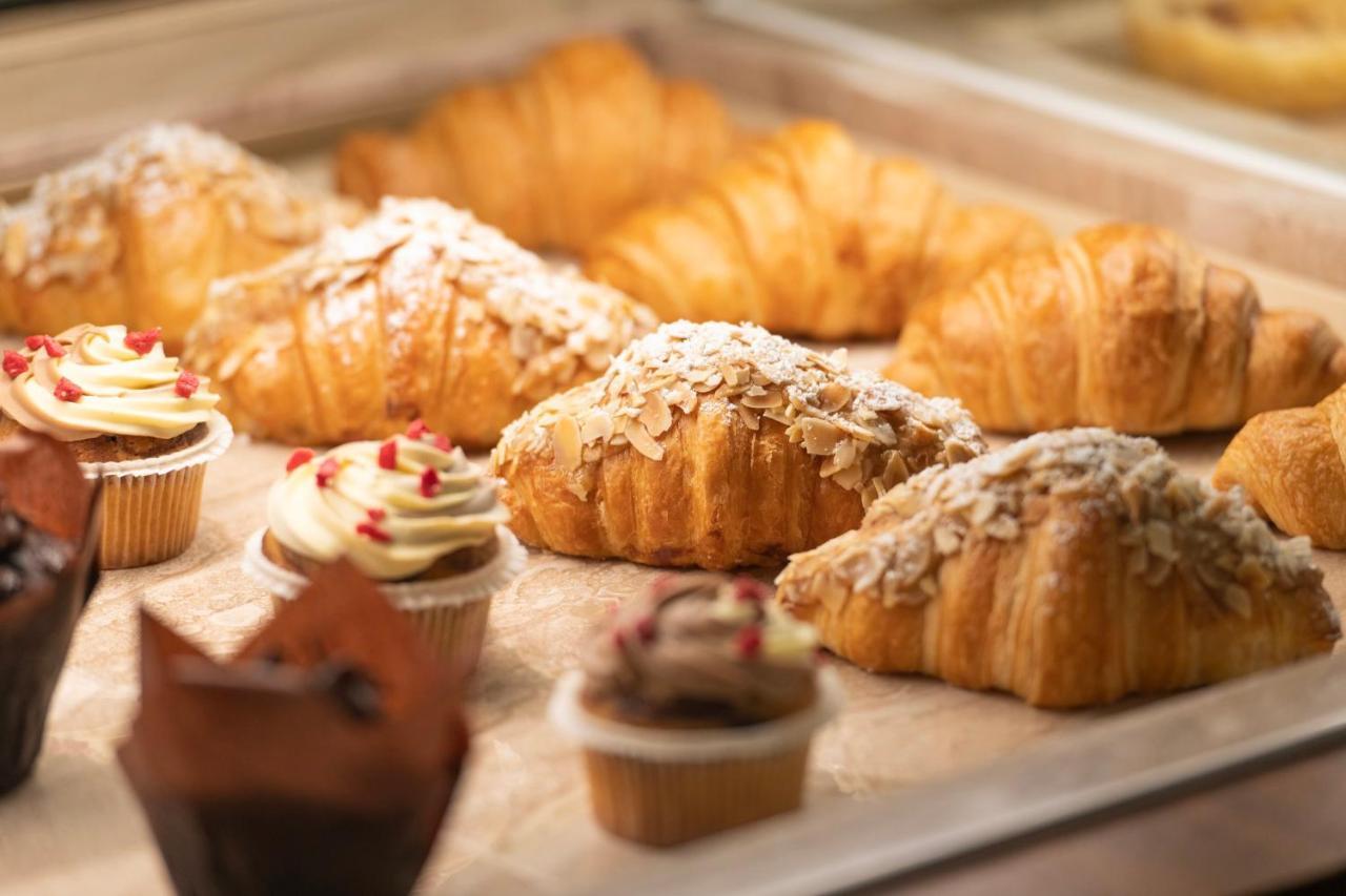 Abesq Doha Hotel And Residences, An Ihg Hotel Kültér fotó Croissants and cupcakes