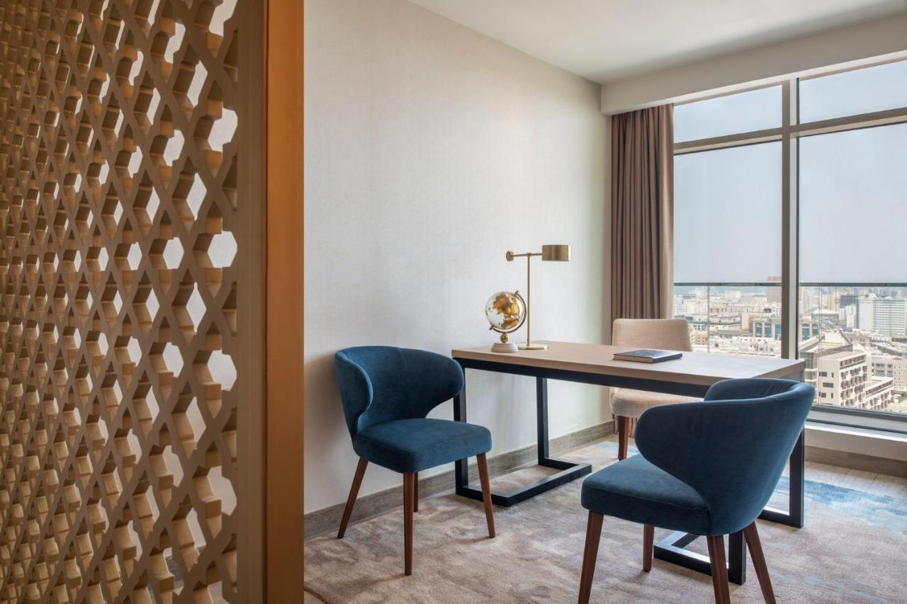 Abesq Doha Hotel And Residences, An Ihg Hotel Kültér fotó A work desk in a hotel room