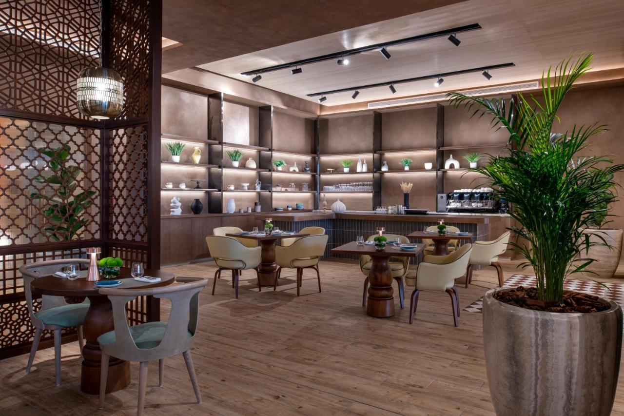 Abesq Doha Hotel And Residences, An Ihg Hotel Kültér fotó The interior of the restaurant