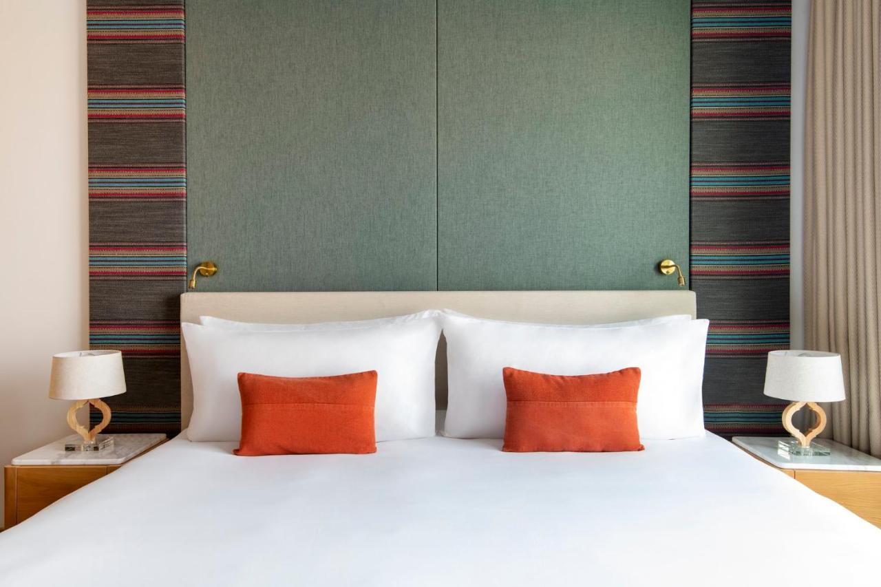 Abesq Doha Hotel And Residences, An Ihg Hotel Kültér fotó A bedroom at the hotel