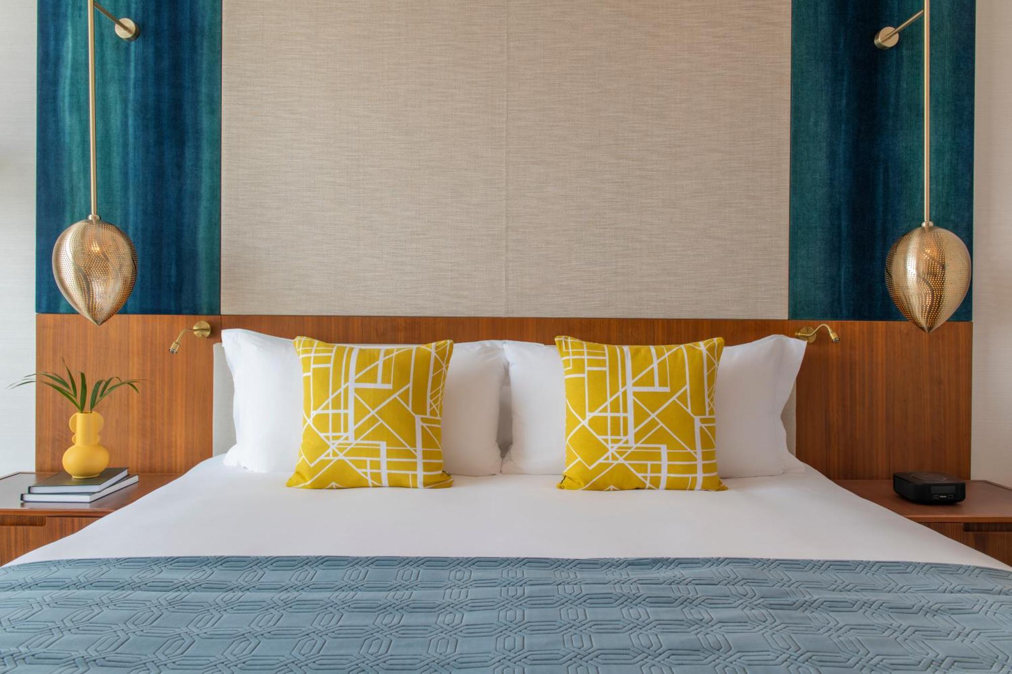 Abesq Doha Hotel And Residences, An Ihg Hotel Kültér fotó A bed with cushions