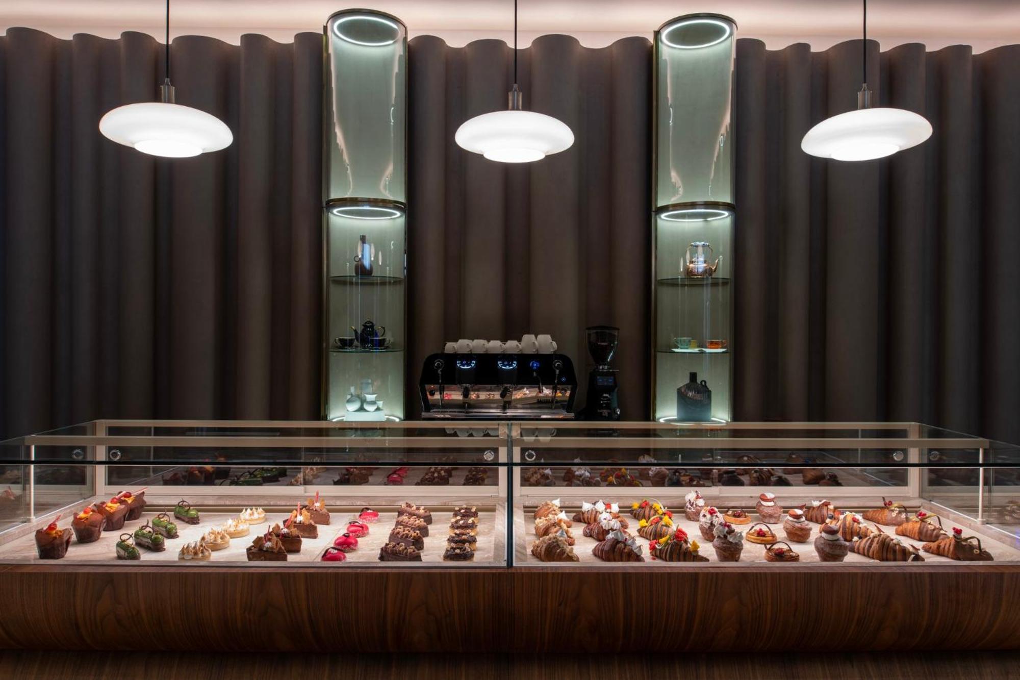 Abesq Doha Hotel And Residences, An Ihg Hotel Kültér fotó The interior of the café