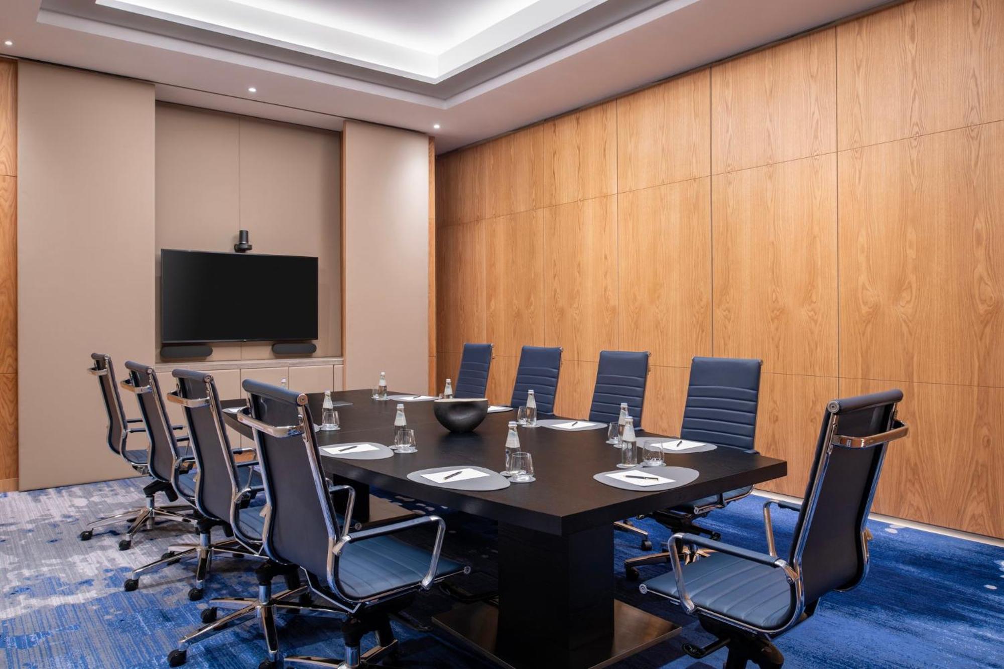 Abesq Doha Hotel And Residences, An Ihg Hotel Kültér fotó Boardroom at the hotel