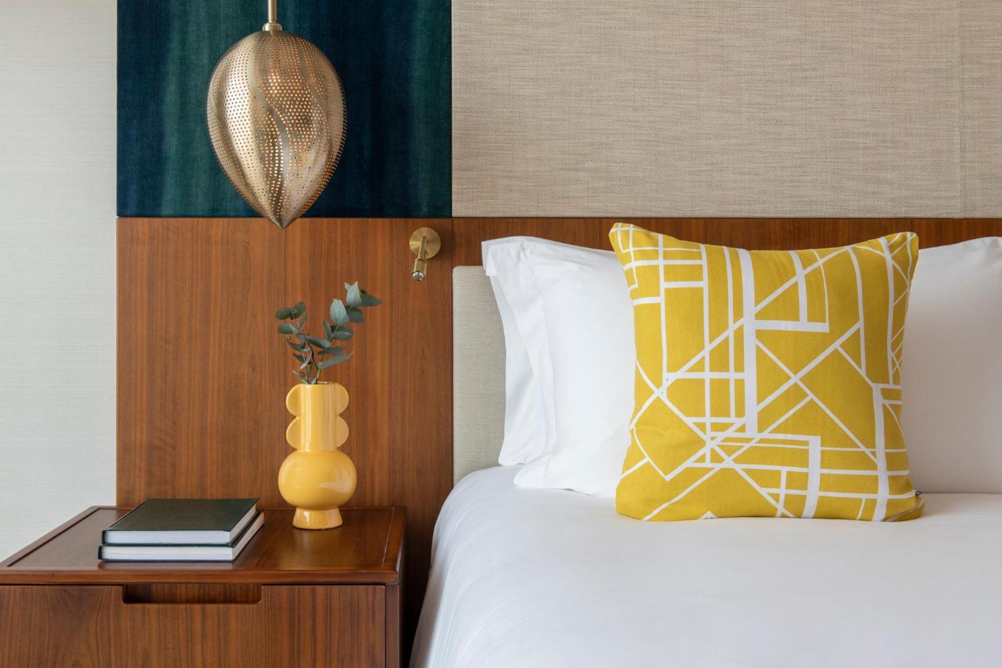 Abesq Doha Hotel And Residences, An Ihg Hotel Kültér fotó A bedroom at the Standard East Village